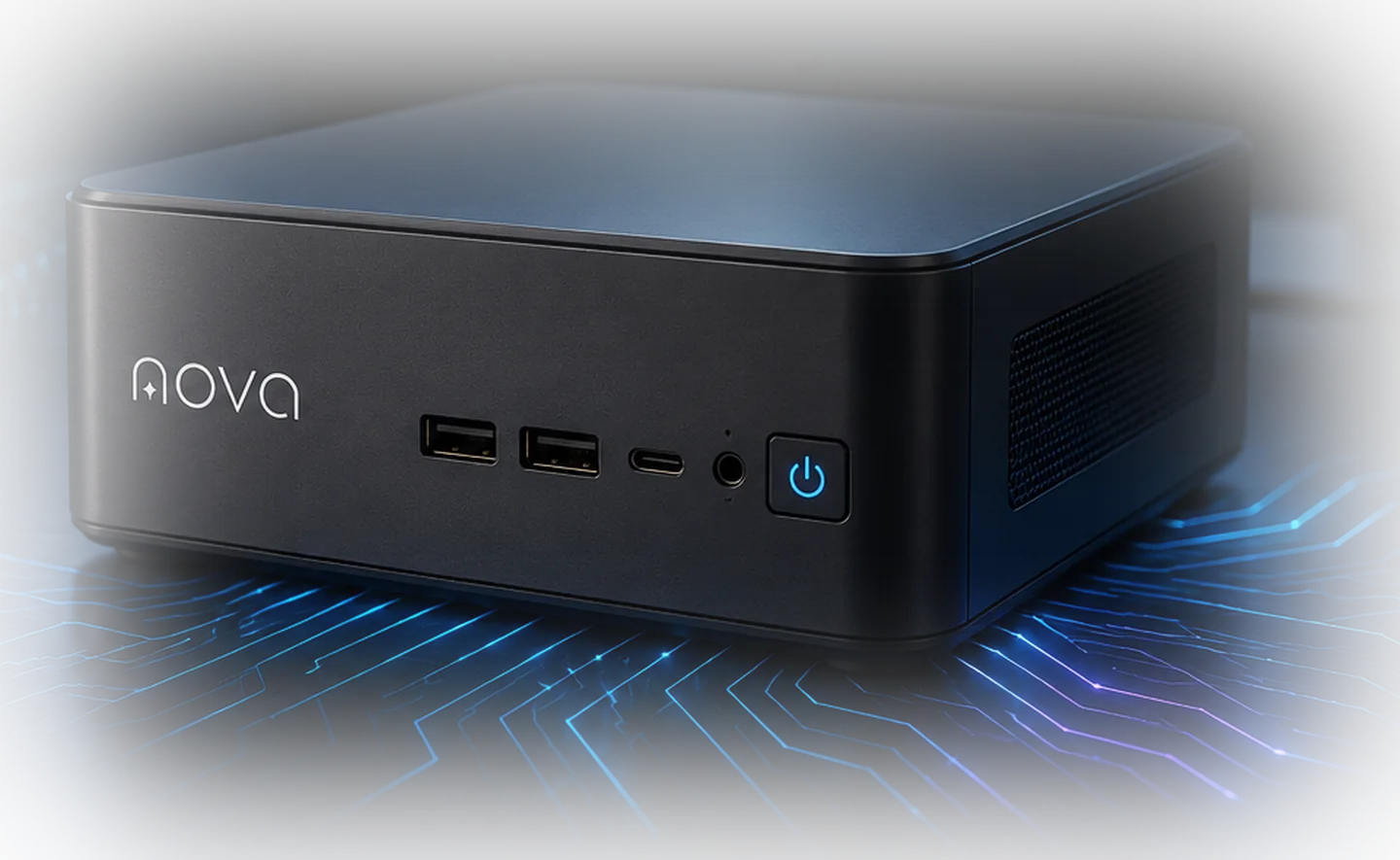 Il mini-PC Nova: chassis nero con piastra superiore in alluminio, logo Nova sul frontale, porte USB-A e USB-C, tasto di accensione illuminato in blu.